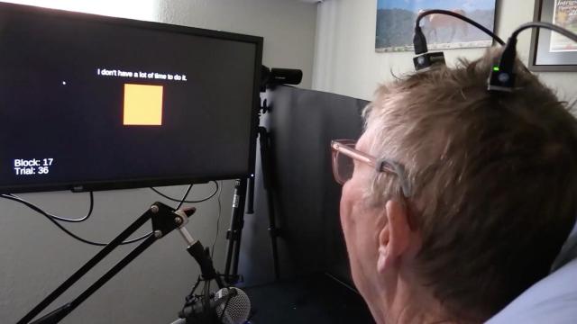 Captura del vídeo en el que se muestra a la persona traduciendo pensamientos en texto.