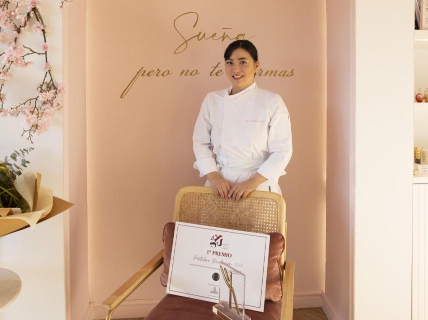 Noelia Tomoshige junto a su premio.