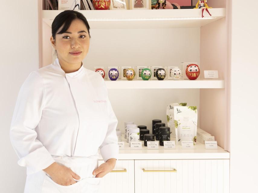 La pastelera frente a sus productos nipones.