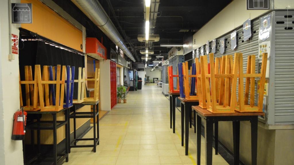 Puestos hosteleros del Mercado De San Fernando (Lavapiés) cerrados el pasado lunes a mediodía.