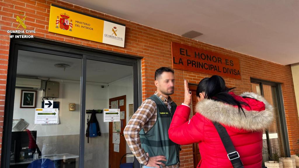 Un agente de la Guardia Civil, atendiendo la denuncia por este caso.