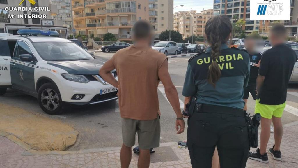 Agentes de la Guardia Civil identifican y arrestan a algunos de los implicados.