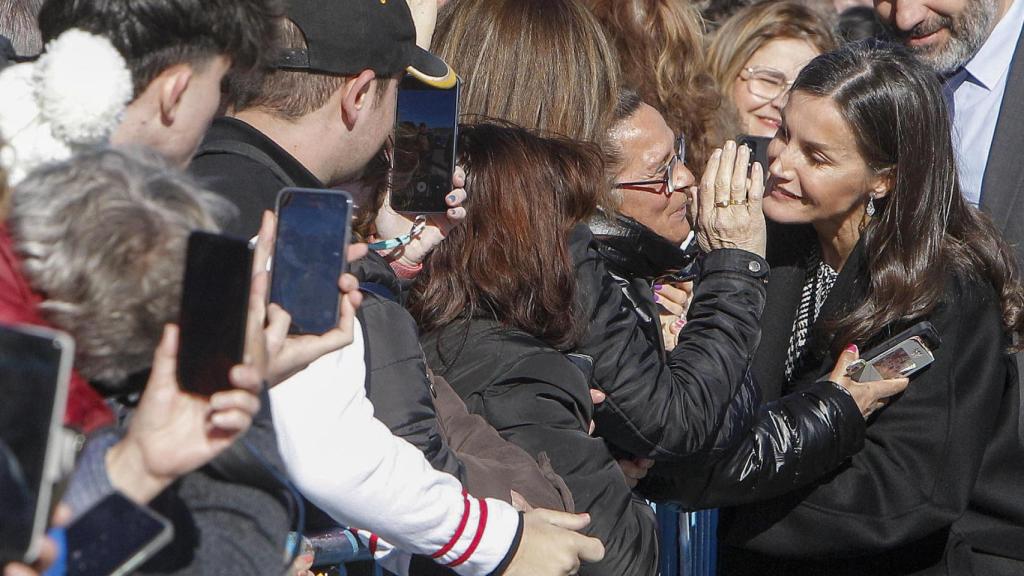 La reina Letizia saluda a la fila de personas que se han congregado esta mañana para verla.
