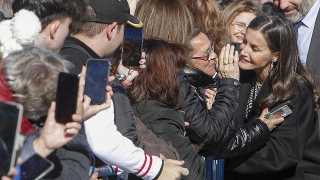 La reina Letizia saluda a la fila de personas que se han congregado esta mañana para verla.