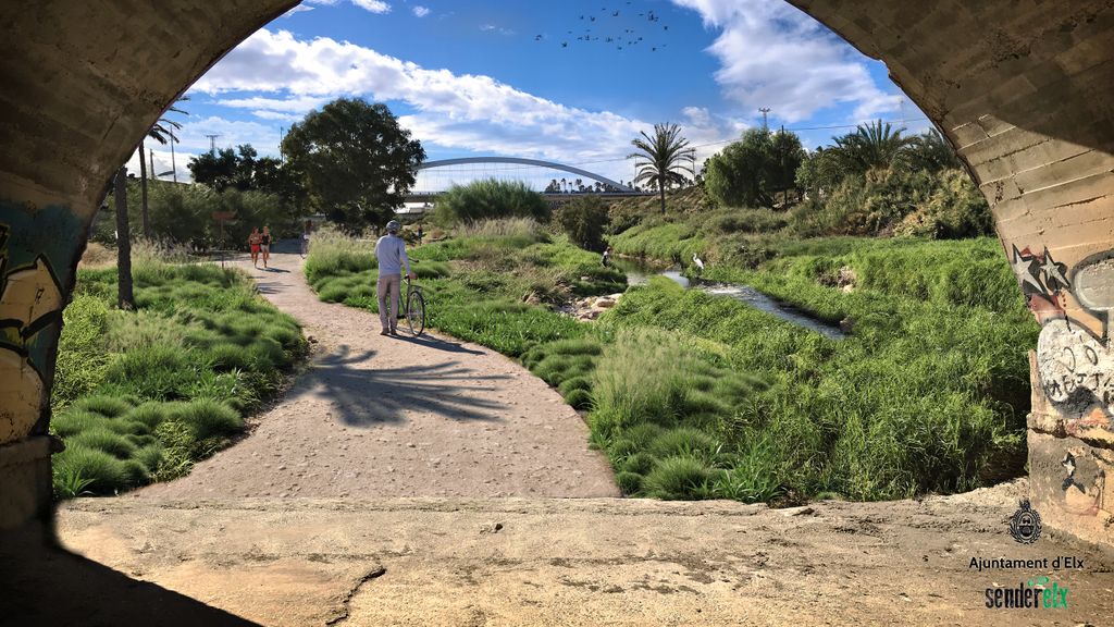 La ruta que se abre desde el puente de Barrachina, en el núcleo urbano de Elche.