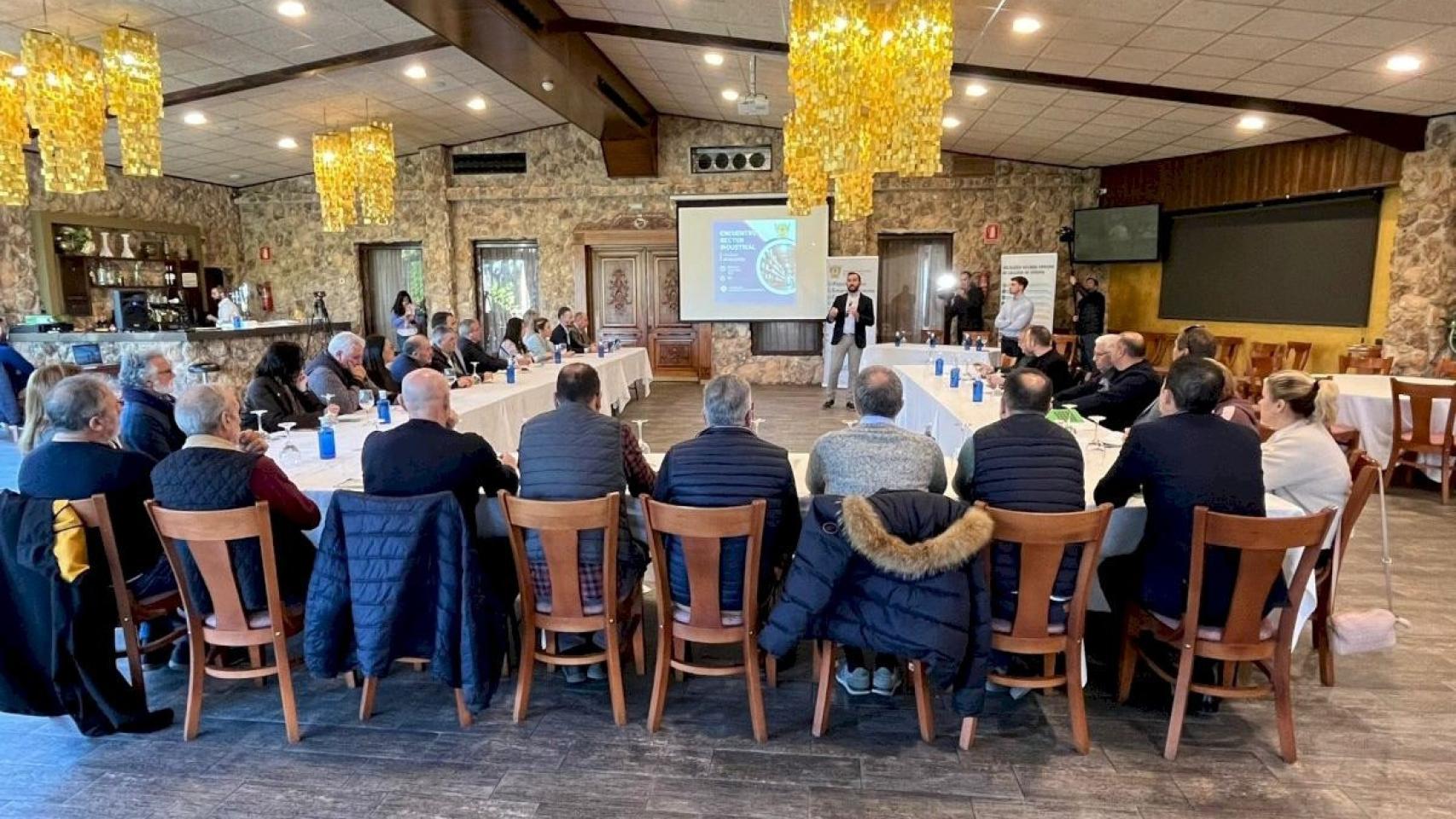 Asistentes a una reunión de RedEco por su plan de Simbiosis Industrial en la provincia.