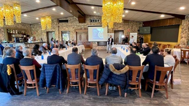 Asistentes a una reunión de RedEco por su plan de Simbiosis Industrial en la provincia.