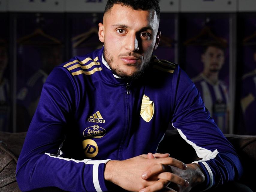 Selim Amallah con el chándal del Real Valladolid.