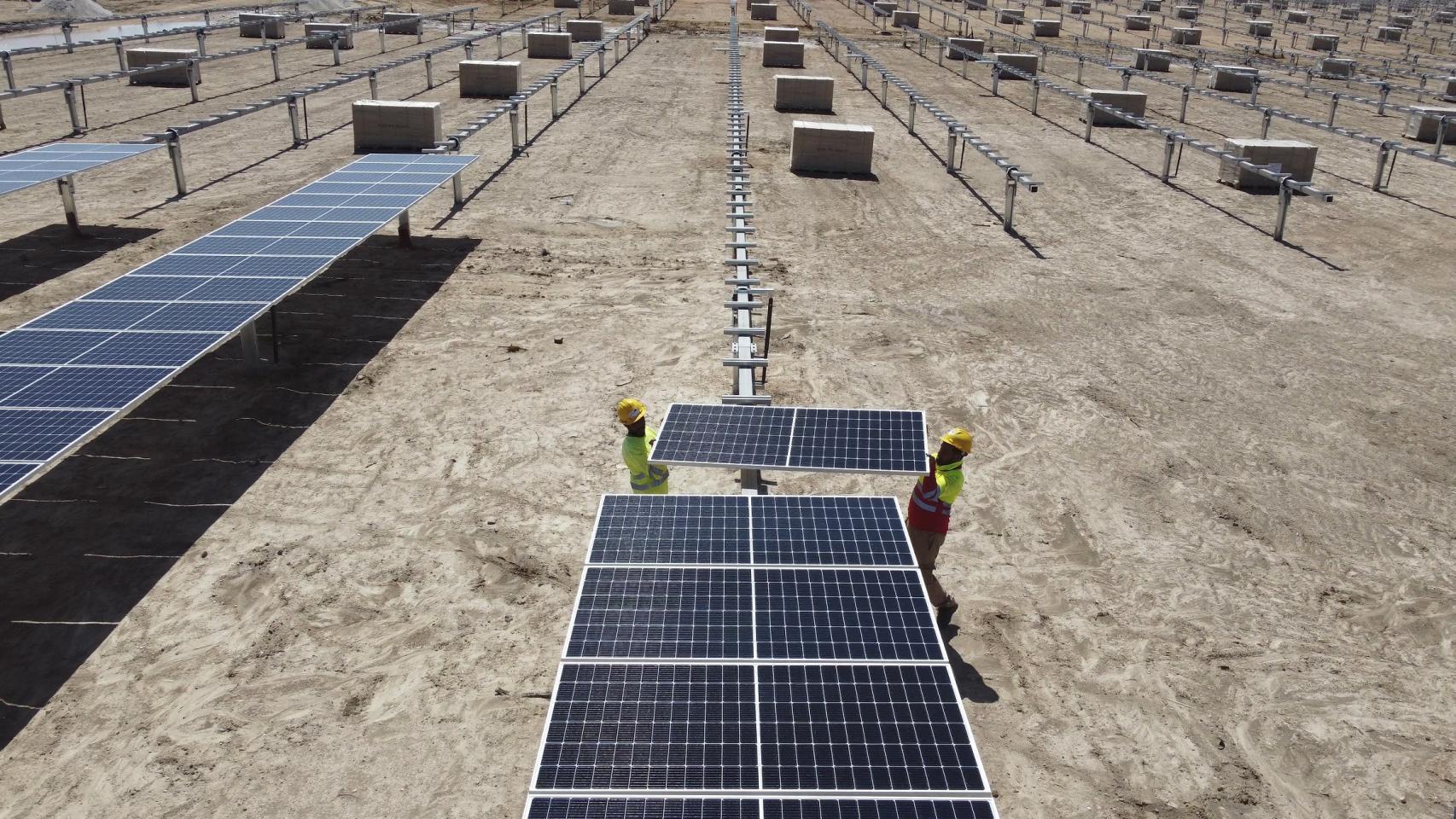 Imagen de la construcción de la planta fotovoltaica de Villarino (Salamanca).