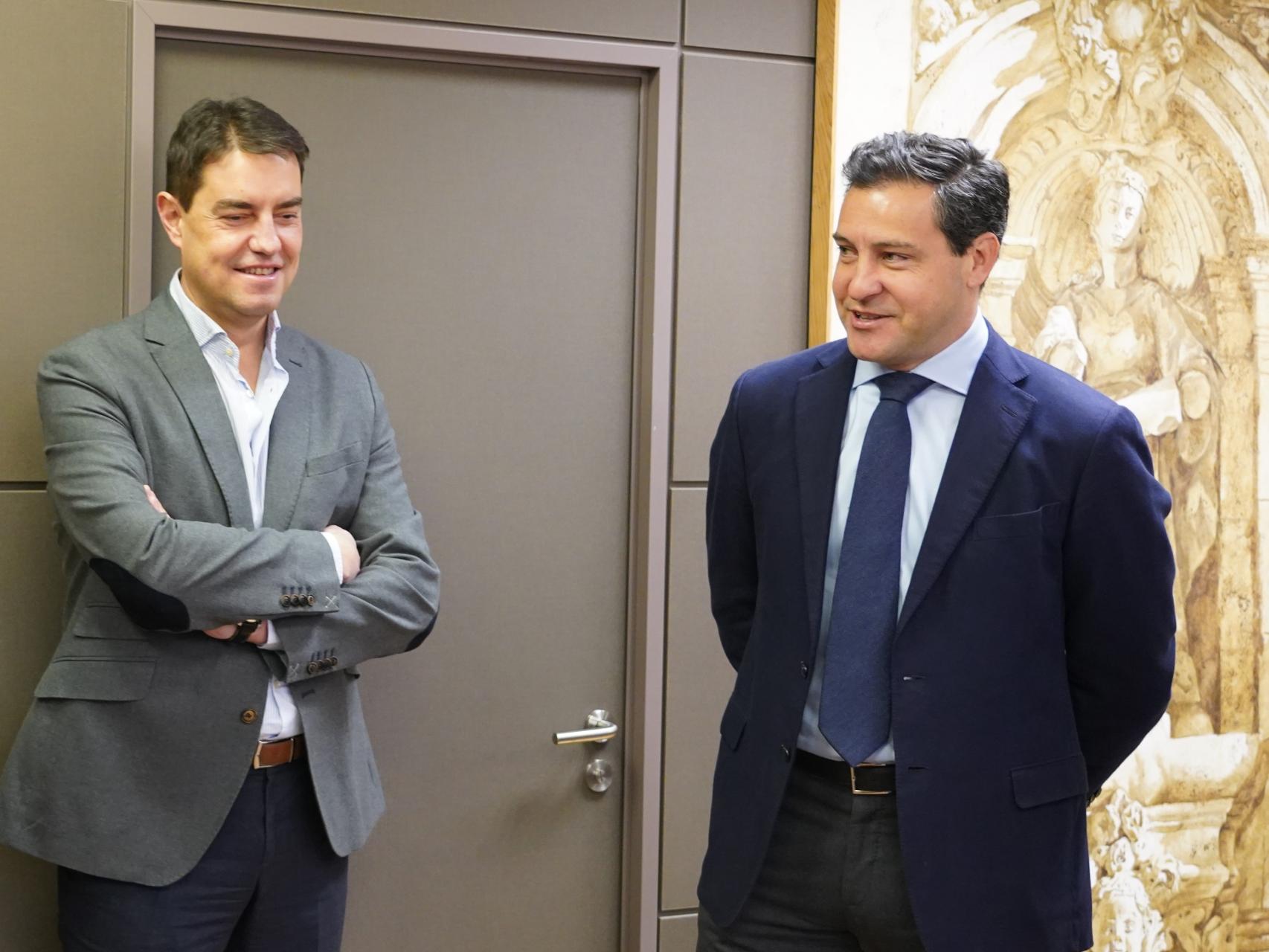 El viceportavoz popular, Ángel Ibáñez, y el portavoz, Raúl de la Hoz, este martes en las Cortes.