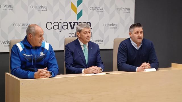 Firma del convenio entre la Fundación Cajaviva y el San Pablo Burgos.