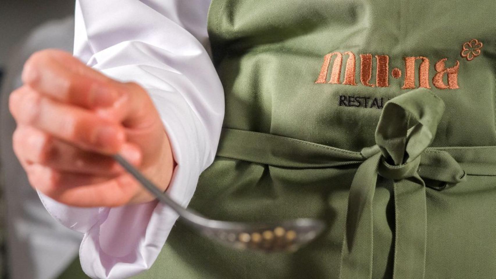 Un trabajador del restaurante Muna.