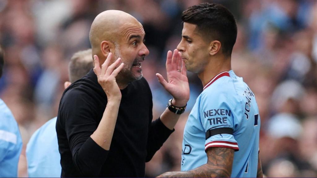 Pep Guardiola y Joao Cancelo en el Manchester City