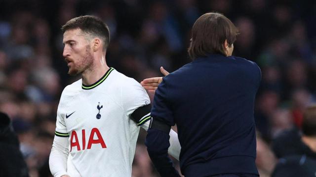 Matt Doherty y Antonio Conte, en el Tottenham