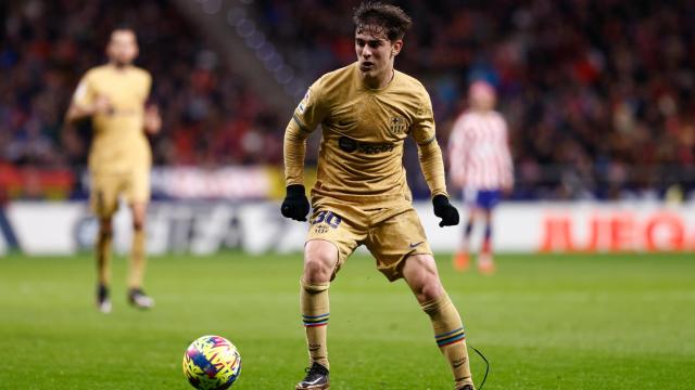 Gavi durante un partido con el Barça