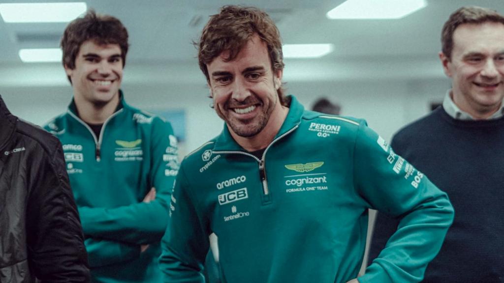 Lance Stroll, Fernando Alonso y Dan Fallows en la sede de Aston Martin