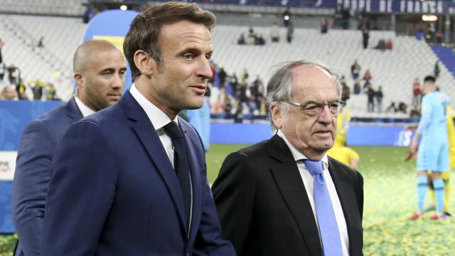 Emmanuel Macron acompañado de Noël Le Graët