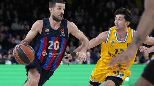 Nico Laprovittola, ante John Dibartolomeo durante el Barcelona - Maccabi de la Euroliga 2022/2023