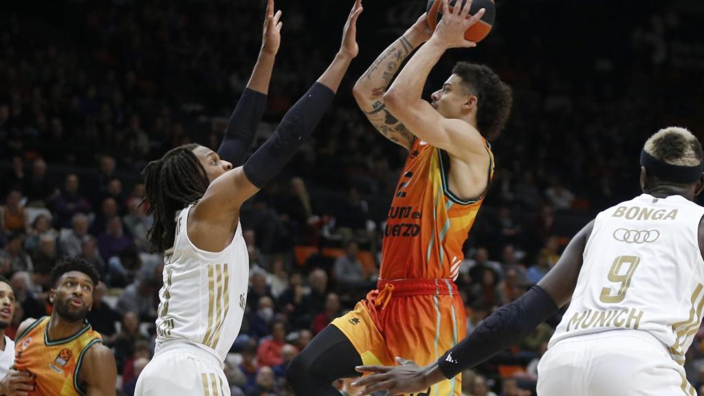 Jonah Radebaugh  y Freddie Gillespie, durante el Valencia Basket - Bayern Múnich de la Euroliga 2022/2023