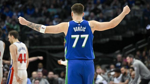 Luka Doncic celebra contra los Detroit Pistons