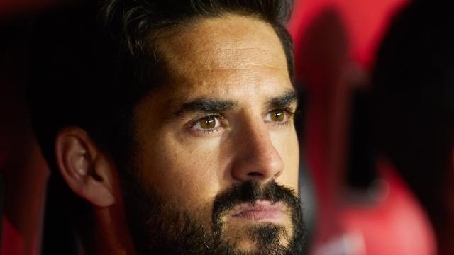 Isco Alarcón en el banquillo durante un partido