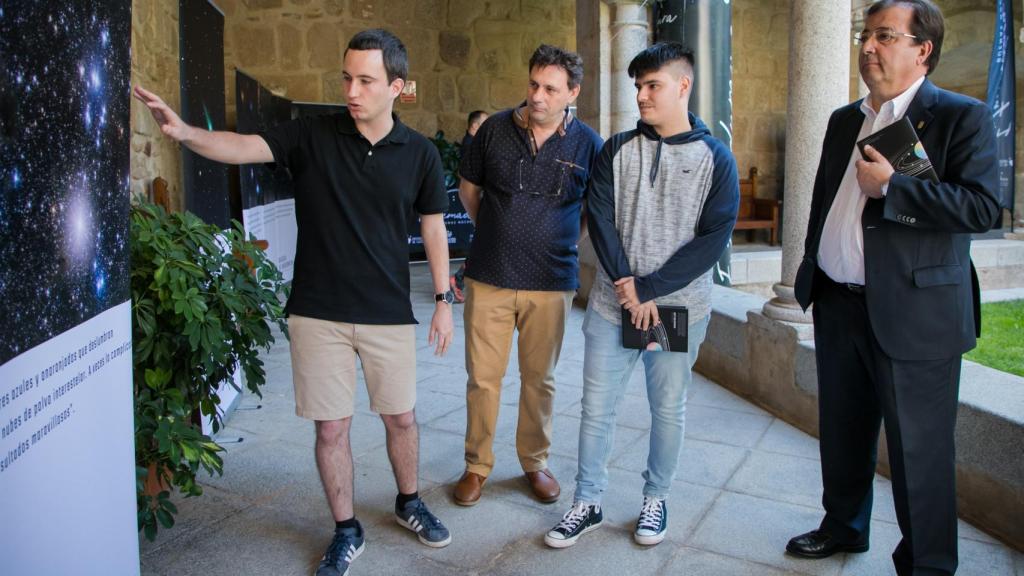 Los dos jóvenes extremeños junto con Guillermo Fernández Vara, presidente de su Comunidad.