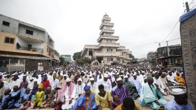 Un grupo de musulmanes practica el rezo en Costa de Marfil, en una imagen de archivo.