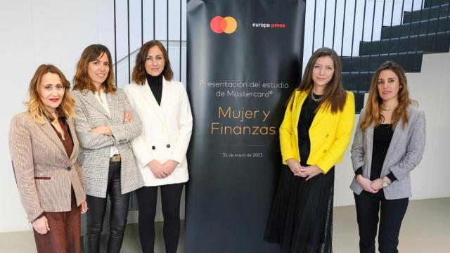 Carmen García, presidenta de la Fundación Madrid Woman's Week; Ana Díaz, directora de Comunicación de Mastercard España; Paloma Real, directora general de Mastercard España; Elena Bermejo, directora de tarjetas de Banco Santander; y  Candelas Martín.