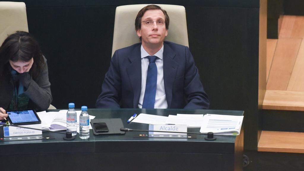 El alcalde de Madrid, José Luis Martínez-Almeida, en el Pleno.