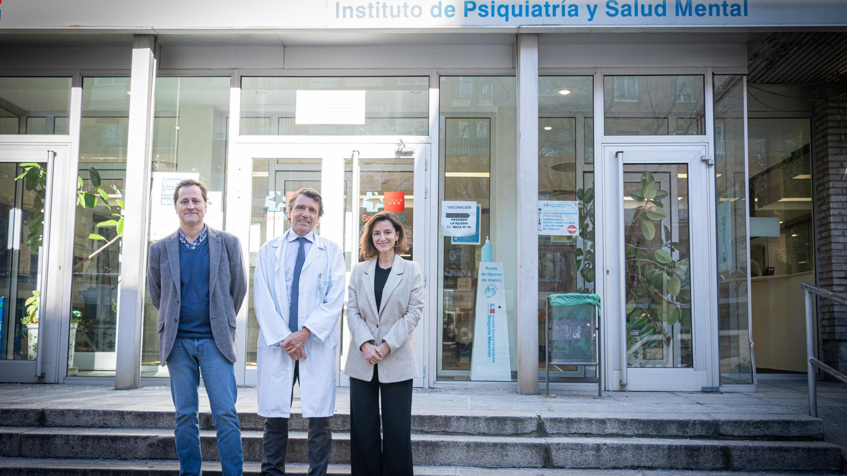 El psiquiatra Jorge Vidal, Celso Arango, director del Instituto de Salud Mental y Psiquiatría del Hospital Gregorio Marañón, y Angela Ulloa, directora de Proyectos de la Fundación Alicia Koplowitz.