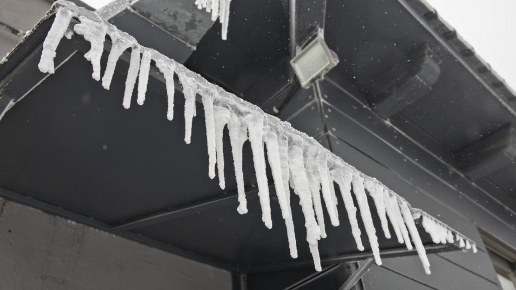 Estalactitas de hielo cuelgan del tejado de una casa de la sierra de Guadarrama, en Madrid.
