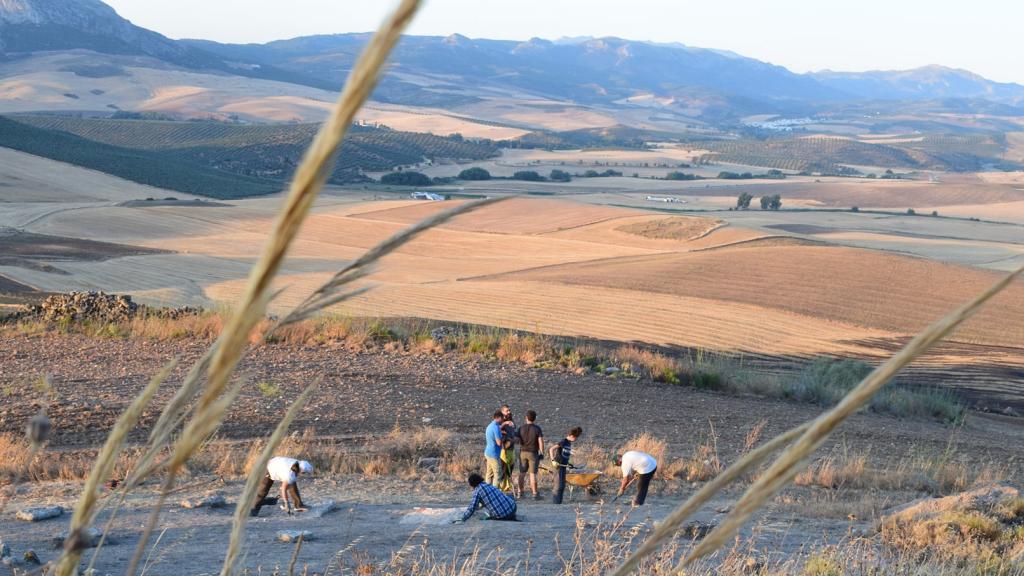 Trabajos arqueológicos en el complejo megalítico de Teba y los terrenos que podrían ser ocupados por un parque fotovoltaico.