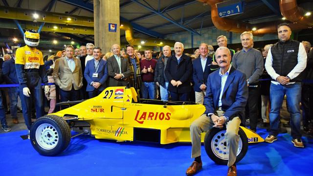 Enrique Glückmann posa en un monoplaza en su homenaje.