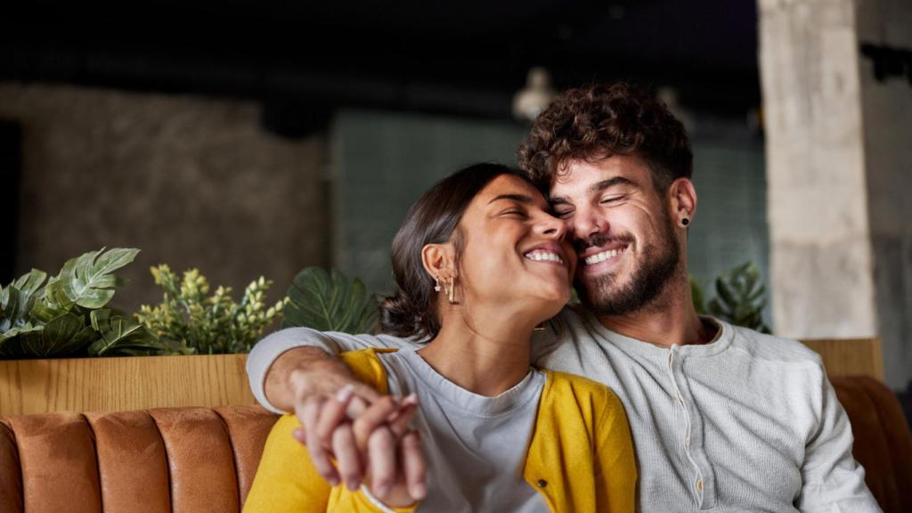 Una pareja, abrazada.