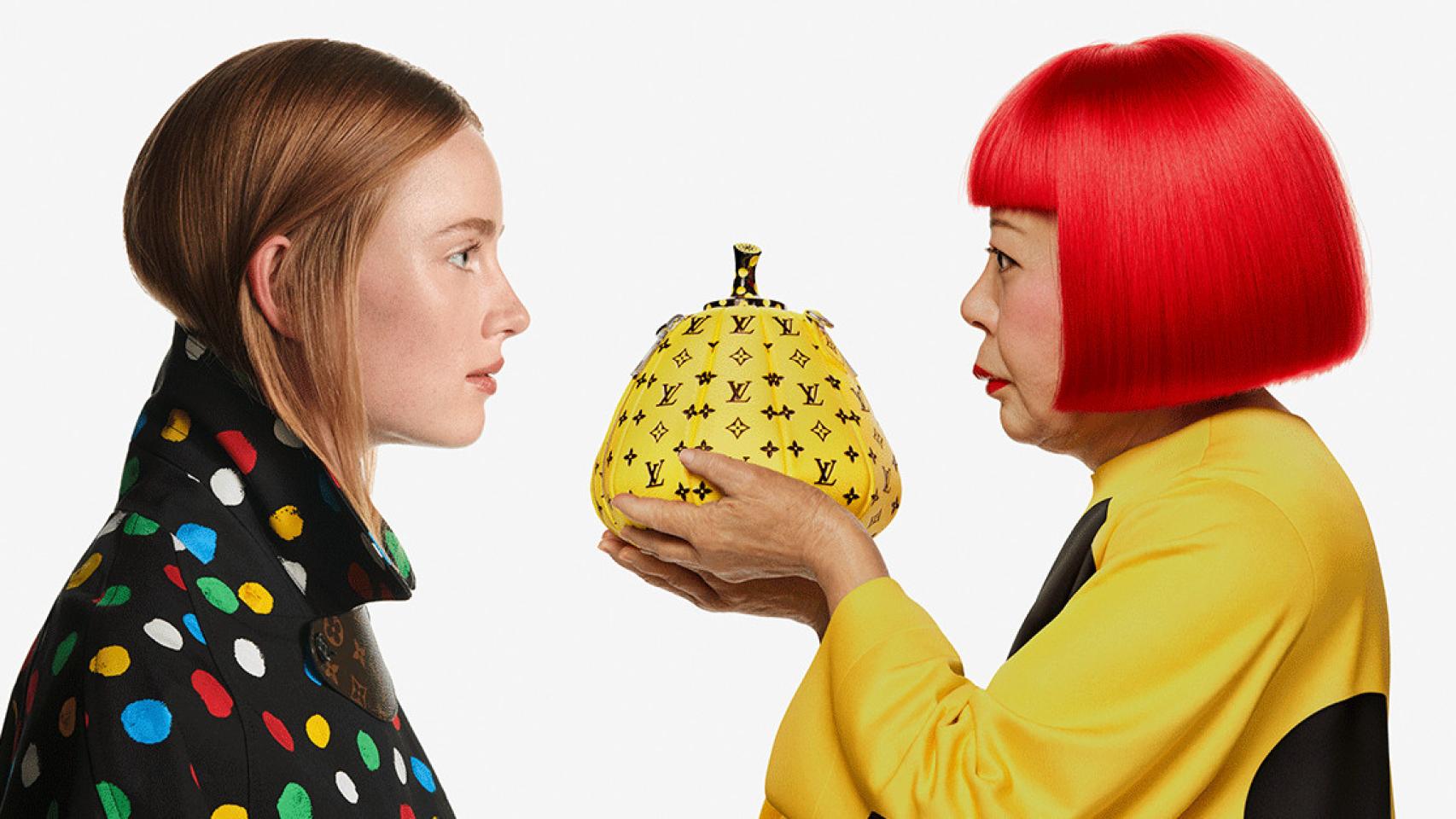 Yayoi Kusama y una modelo, posando.