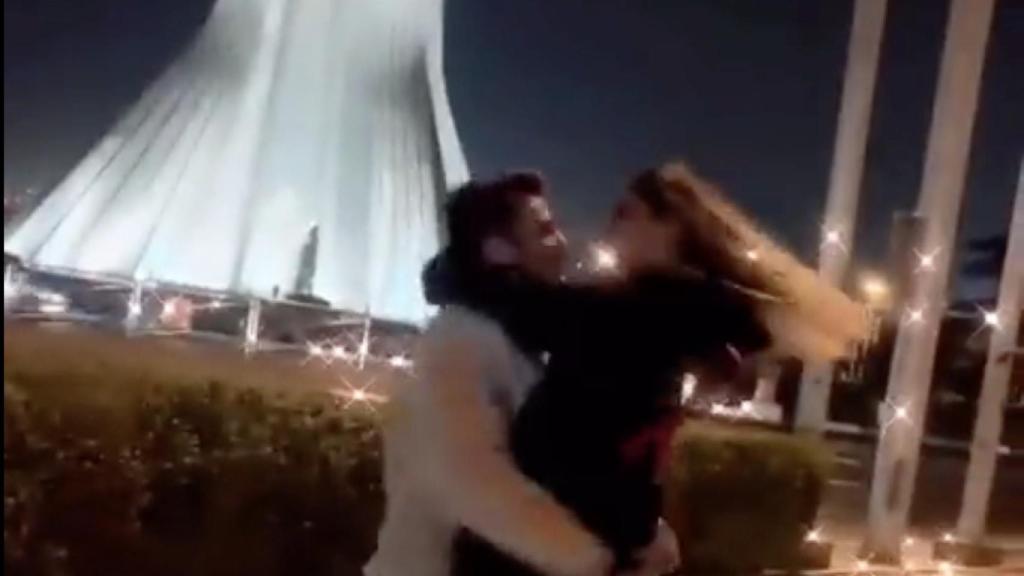 Pareja de influencers bailando en una calle en Teherán.