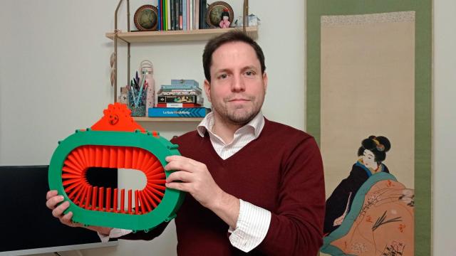 El ingeniero José Fernández junto con la turbina impresa en 3D.