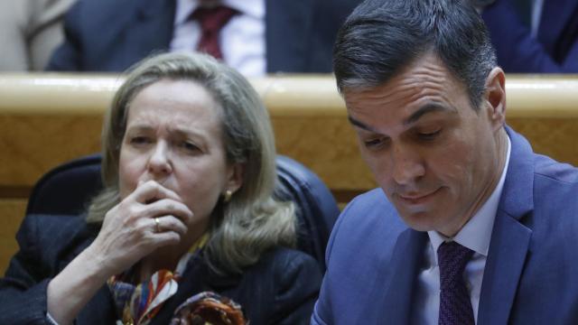 Pedro Sánchez junto a Nadia Calviño en el Senado.