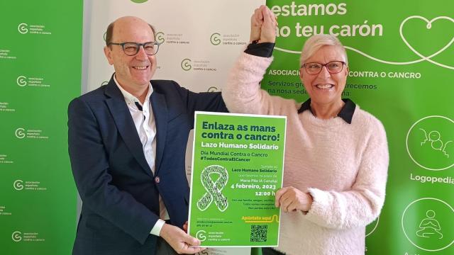 Manuel Aguilar, presidente de la AECC en A Coruña, y Gabriela Villamor, paciente