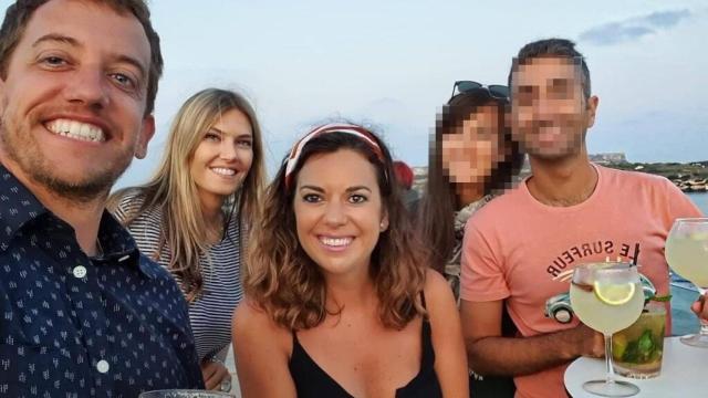 La eurodiputada griega Eva Kaili, acusada en el 'Qatargate', entre Juanjo López y Laura Ballarín, asistentes del grupo socialista en Bruselas.