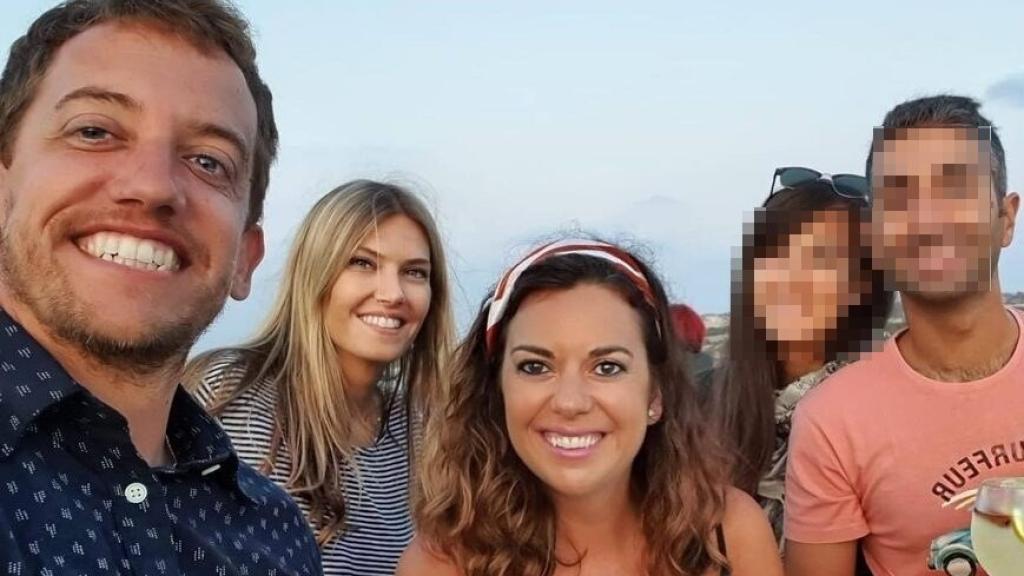 La eurodiputada griega Eva Kaili, acusada en el 'Qatargate', entre Juanjo López y Laura Ballarín, asistentes del grupo socialista en Bruselas.