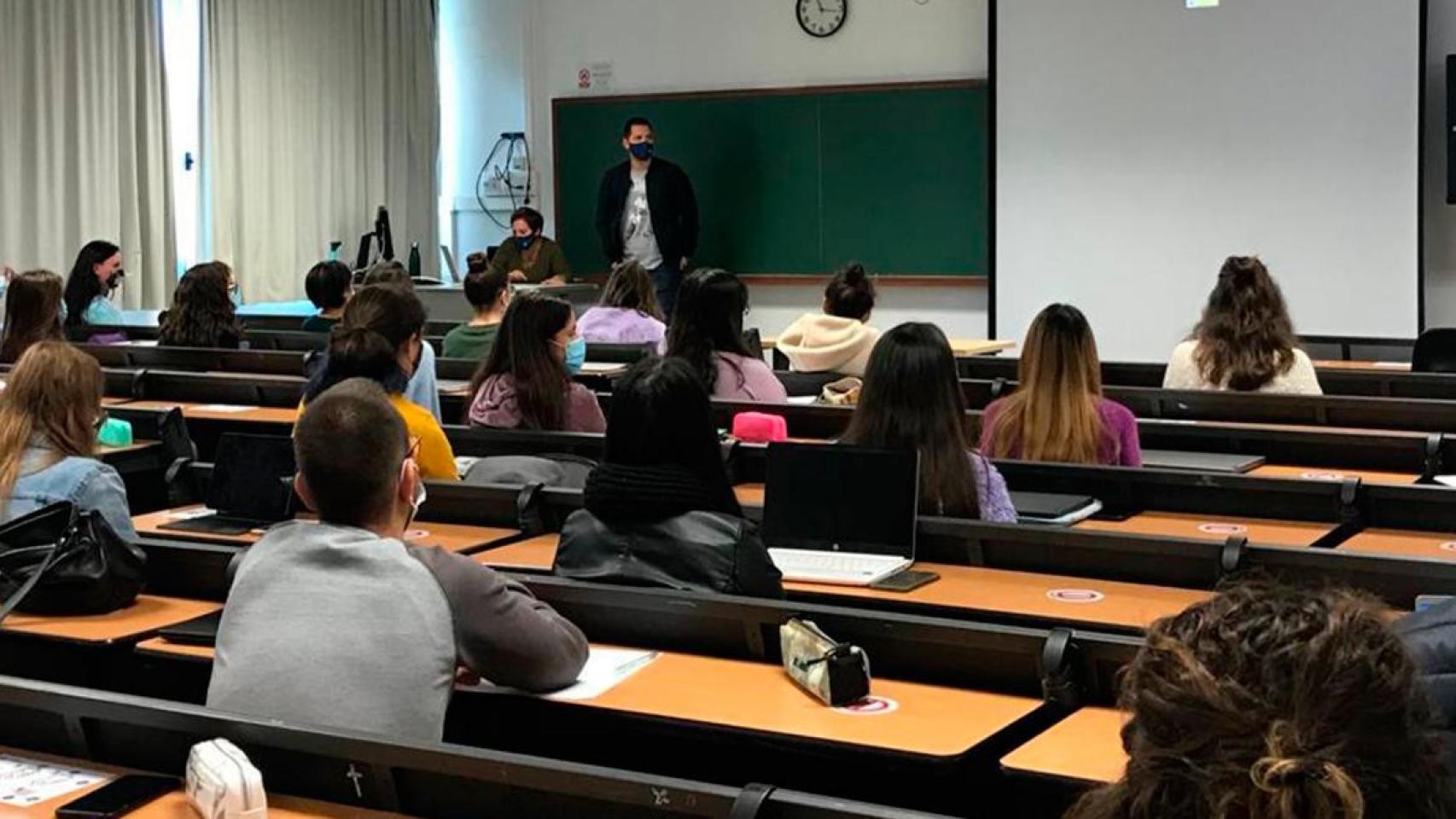Estudiantes universitarios.