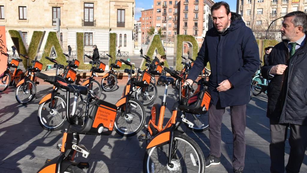 Óscar Puente probando una de estas bicicletas