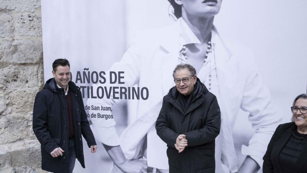 Roberto Verino posando junto con Daniel de la Rosa y Rosa Niño