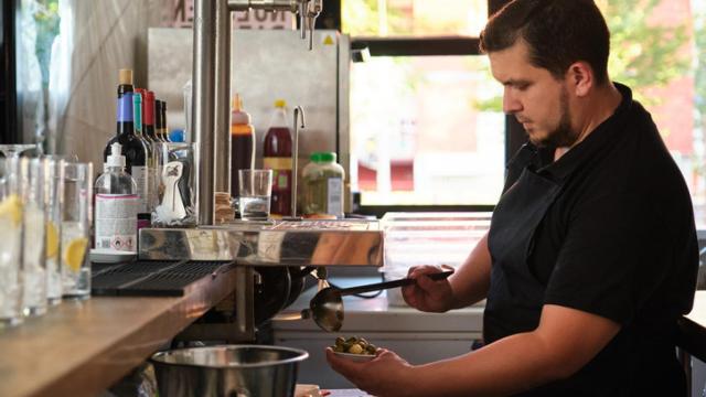 Un trabajador de hostelería.