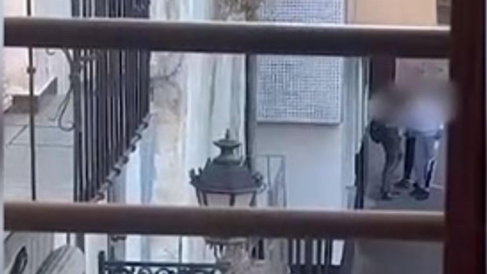 Una secuencia de los dos menores de edad que se dedicaban a seguir a un alumno de un instituto de Caravaca de la Cruz para robarle.