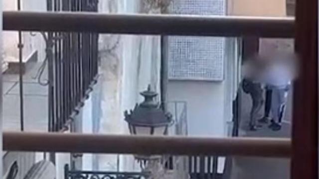 Una secuencia de los dos menores de edad que se dedicaban a seguir a un alumno de un instituto de Caravaca de la Cruz para robarle.