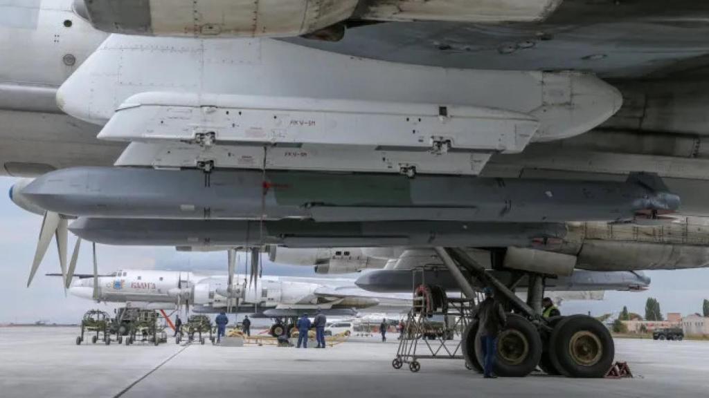Kh-101 acoplado en un anclaje de un bombardero ruso