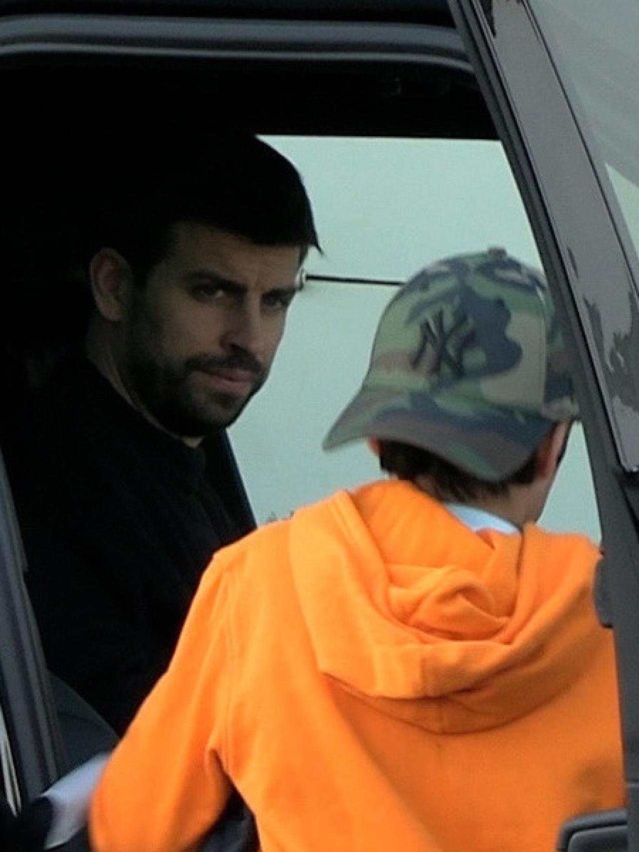 Piqué recoge a sus hijos.