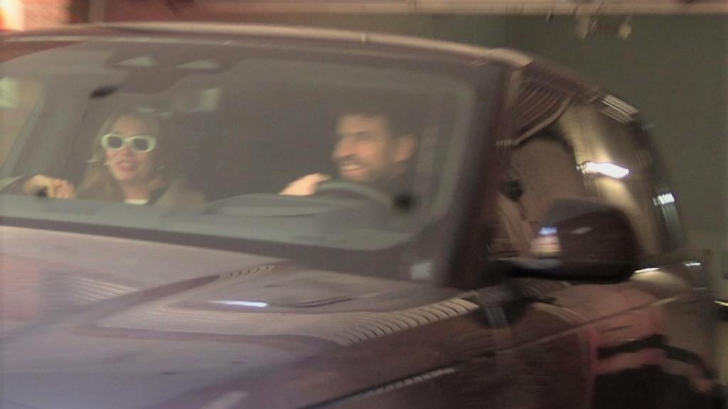 La pareja, saliendo en coche de casa de Piqué.